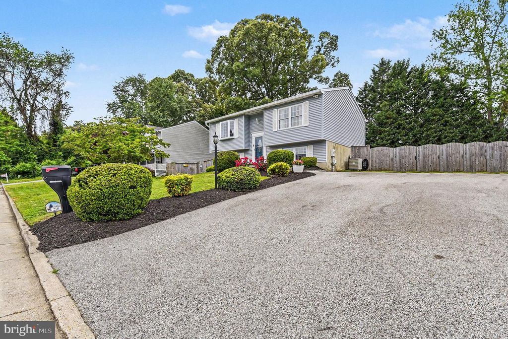 Image 3 of property listing at 218 VIRGINIA AVE, Pasadena, MD 21122