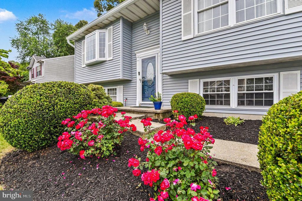 Image 4 of property listing at 218 VIRGINIA AVE, Pasadena, MD 21122