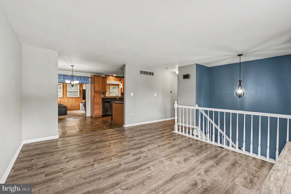 Image 7 of property listing at 218 VIRGINIA AVE, Pasadena, MD 21122