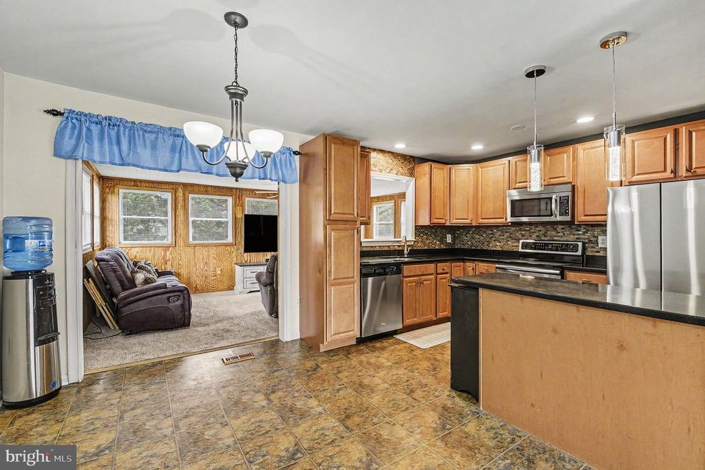 Image 8 of property listing at 218 VIRGINIA AVE, Pasadena, MD 21122