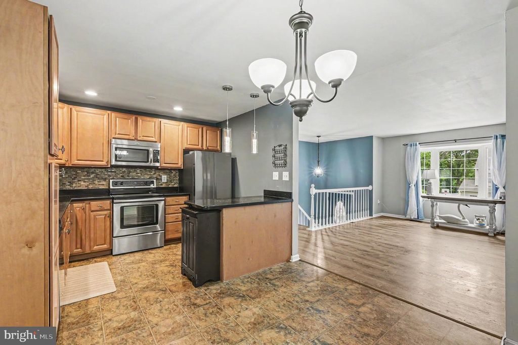 Image 9 of property listing at 218 VIRGINIA AVE, Pasadena, MD 21122