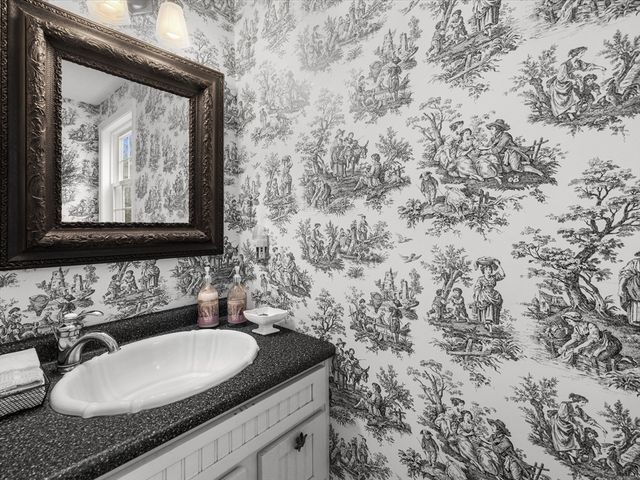 44 Old Colony Dr, Westborough, MA 01581