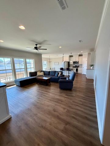 107 Pawnee Dr, Midland City, AL 36350