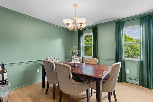 42 Brookside Dr, Uxbridge, MA 01569