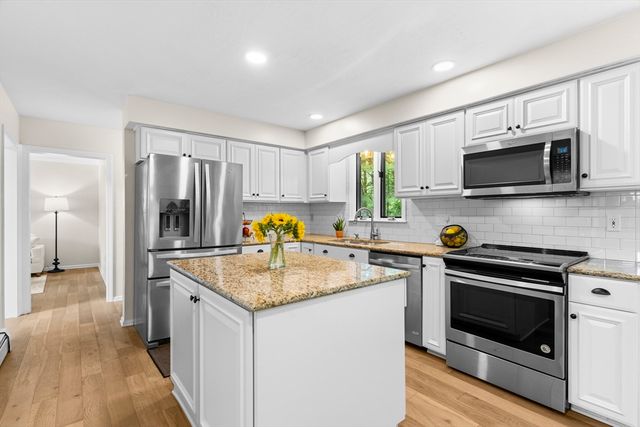 42 Brookside Dr, Uxbridge, MA 01569