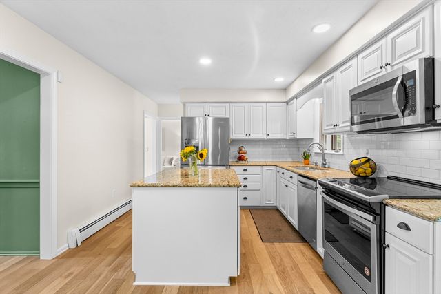 42 Brookside Dr, Uxbridge, MA 01569