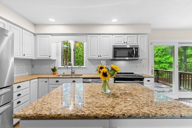 42 Brookside Dr, Uxbridge, MA 01569