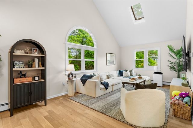 42 Brookside Dr, Uxbridge, MA 01569
