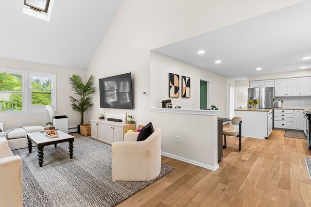 42 Brookside Dr, Uxbridge, MA 01569