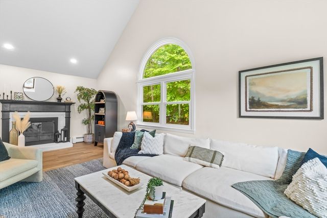 42 Brookside Dr, Uxbridge, MA 01569