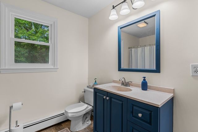 42 Brookside Dr, Uxbridge, MA 01569