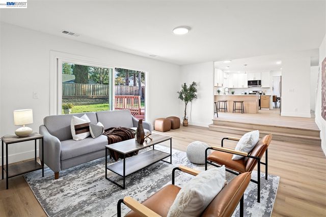 321 Semillon Cir, Clayton, CA 94517