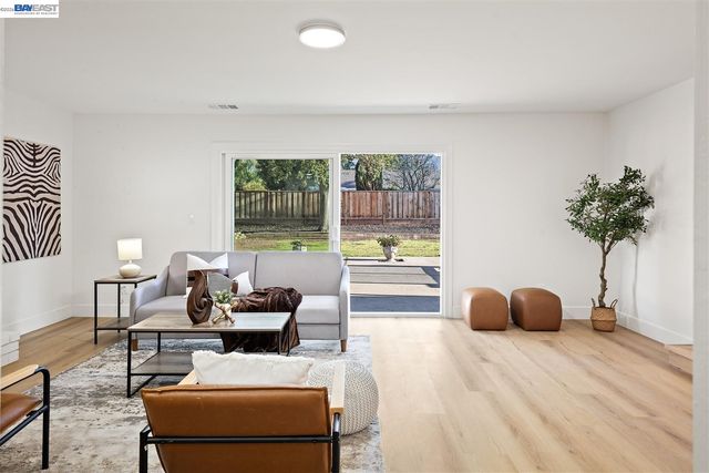 321 Semillon Cir, Clayton, CA 94517