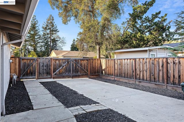 321 Semillon Cir, Clayton, CA 94517