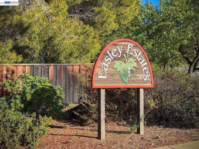 321 Semillon Cir, Clayton, CA 94517