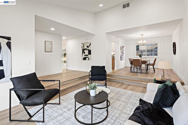 321 Semillon Cir, Clayton, CA 94517