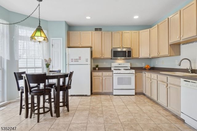 62 Rolling Views Dr, Woodland Park, NJ 07424