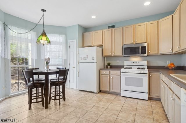 62 Rolling Views Dr, Woodland Park, NJ 07424
