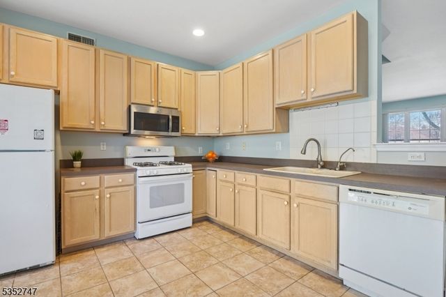 62 Rolling Views Dr, Woodland Park, NJ 07424
