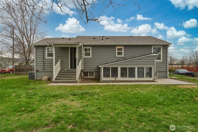 15 SW 13th Street, College Place, WA 99324