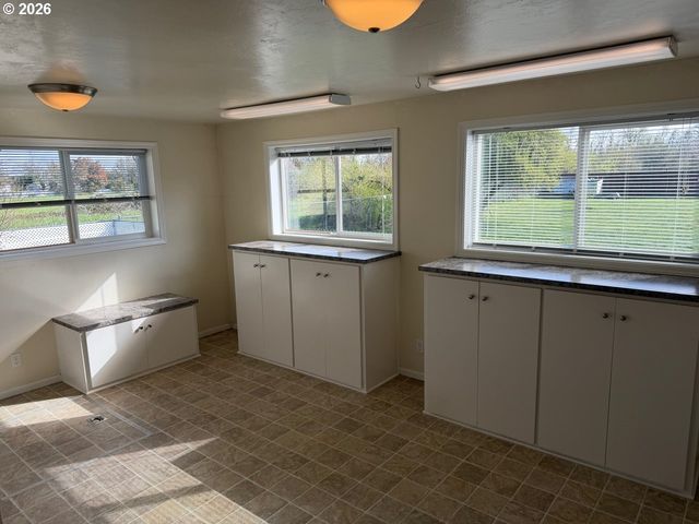 400 N MILL St 48, Creswell, OR 97426