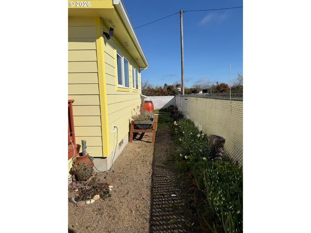 400 N MILL St 48, Creswell, OR 97426