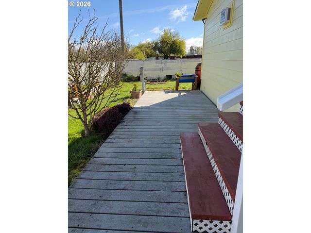 400 N MILL St 48, Creswell, OR 97426