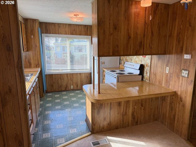 400 N MILL St 48, Creswell, OR 97426