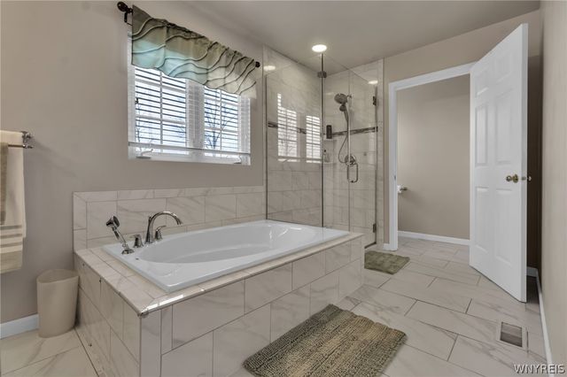 6360 Green Valley Lane, Lockport Town, NY 14094