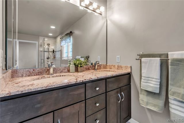 6360 Green Valley Lane, Lockport Town, NY 14094