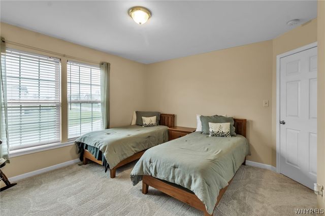 6360 Green Valley Lane, Lockport Town, NY 14094