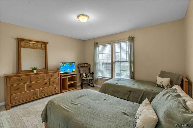 6360 Green Valley Lane, Lockport Town, NY 14094