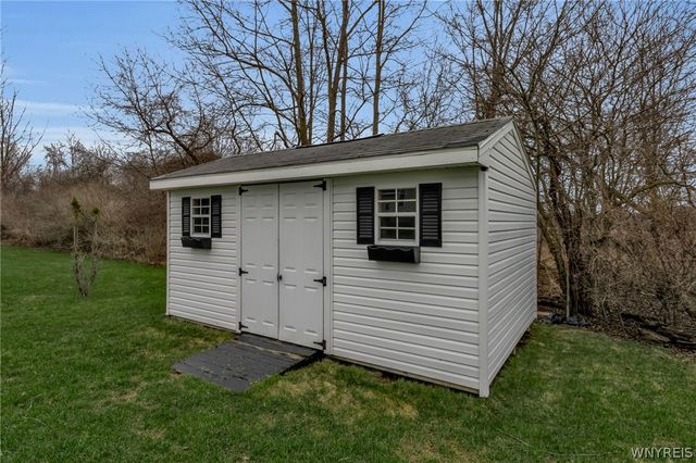 6360 Green Valley Lane, Lockport Town, NY 14094