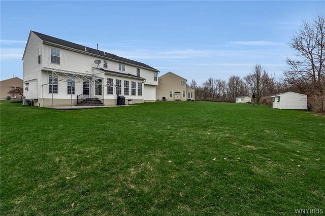 6360 Green Valley Lane, Lockport Town, NY 14094