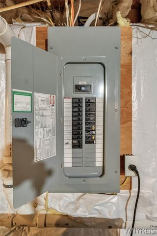 6360 Green Valley Lane, Lockport Town, NY 14094