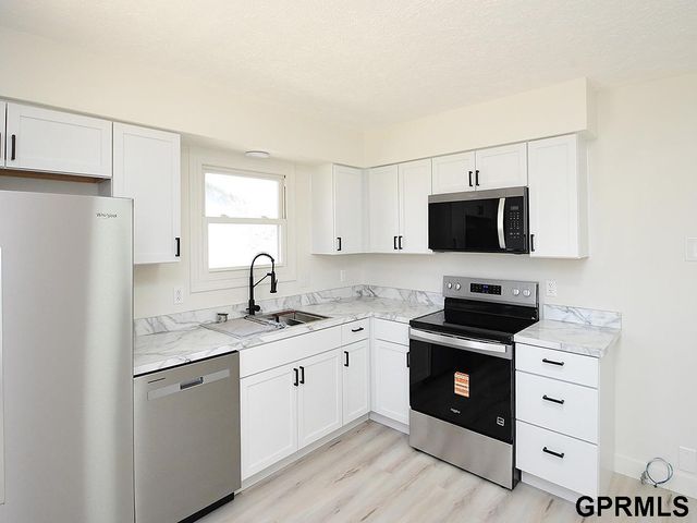 109 Wagon Train Avenue, Hickman, NE 68372