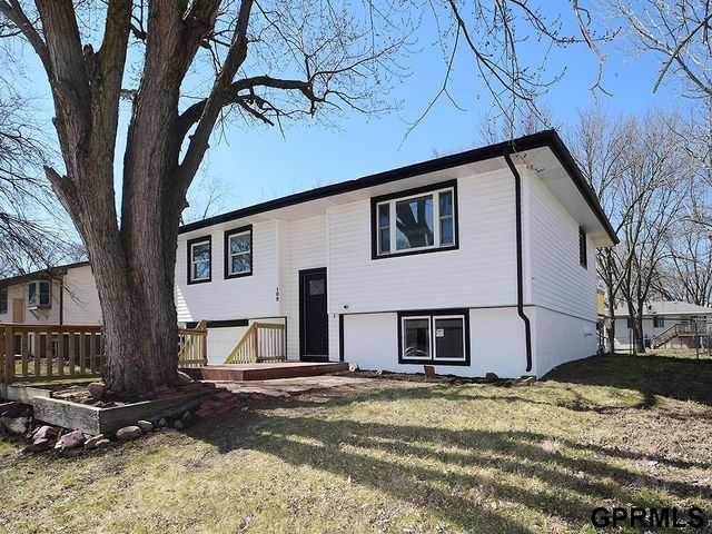 109 Wagon Train Avenue, Hickman, NE 68372