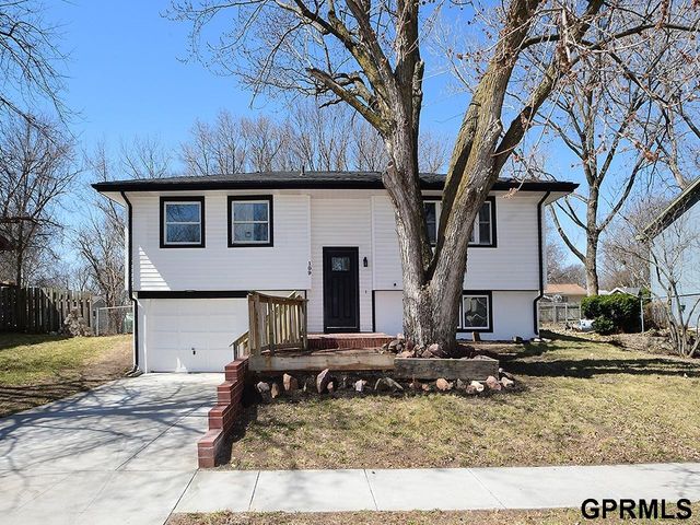 109 Wagon Train Avenue, Hickman, NE 68372