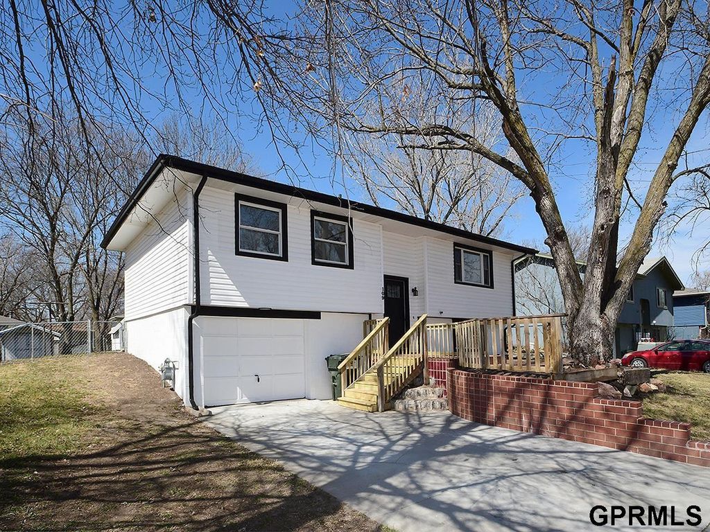 109 Wagon Train Avenue, Hickman, NE 68372