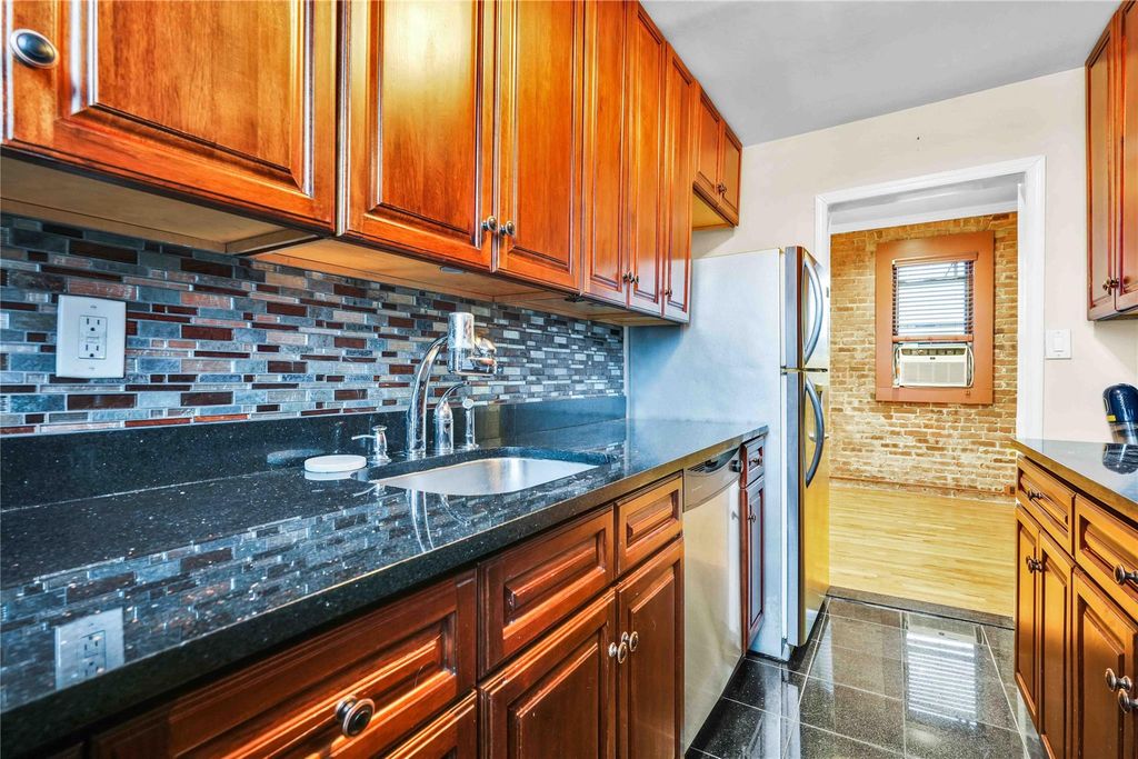 21-58 35 Street 5D, Astoria, NY 11105