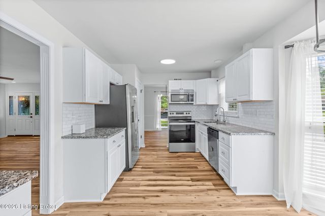 8205 Pipilo Pl, Louisville, KY 40242