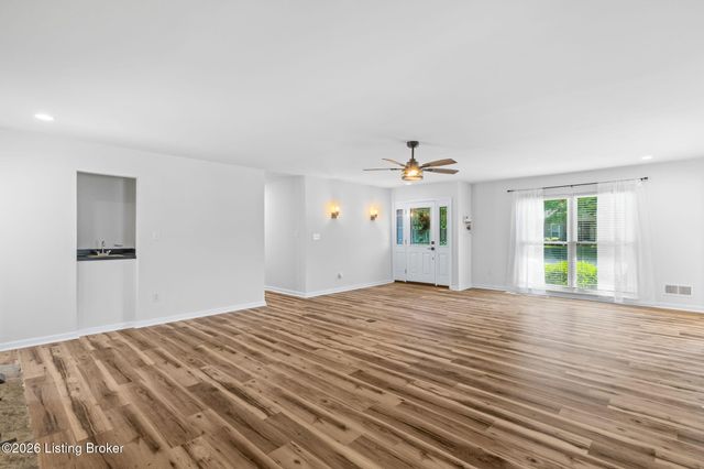 8205 Pipilo Pl, Louisville, KY 40242