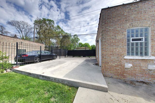 10215 S Charles Street, Chicago, IL 60643