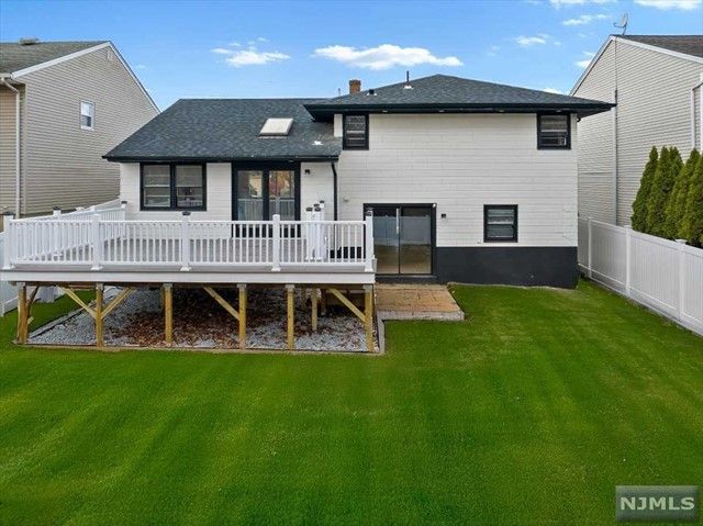 32 Luhman Terrace, Secaucus, NJ 07094