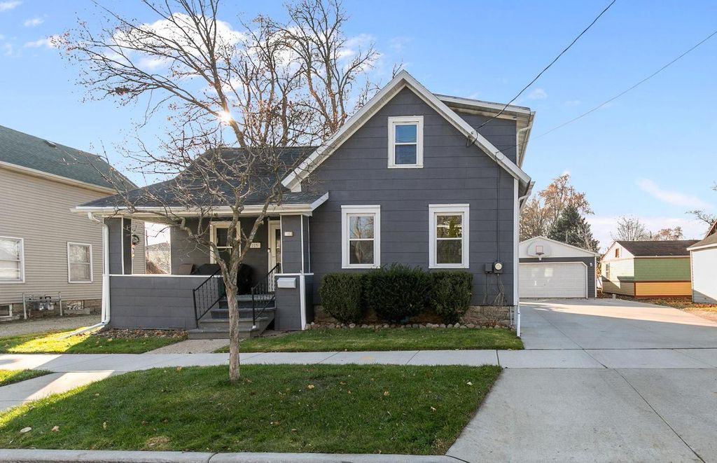 215 E WINNEBAGO STREET, Appleton, WI 54911