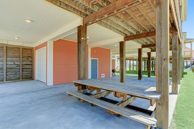 934 S Cove, Crystal Beach, TX 77650