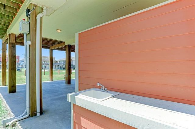 934 S Cove, Crystal Beach, TX 77650