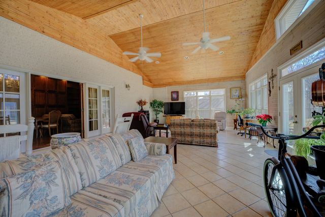 2011 KIRBY PKY, Memphis, TN 38119