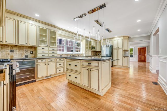 20 Woods Place, Rockville Centre, NY 11570