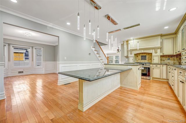 20 Woods Place, Rockville Centre, NY 11570